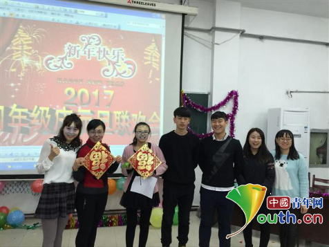 河南师大研支团给克拉玛依市小学生送新年祝福
