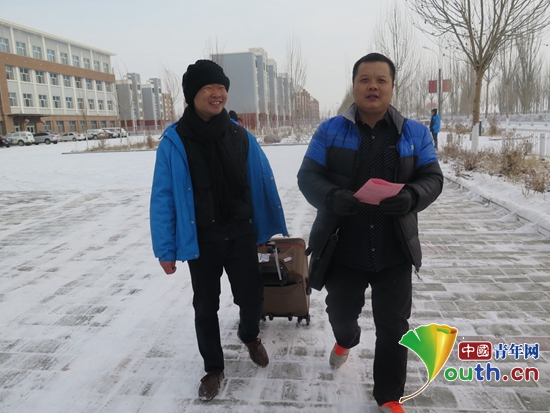 新疆阿合奇县志愿者服务春运温暖旅客回家路_