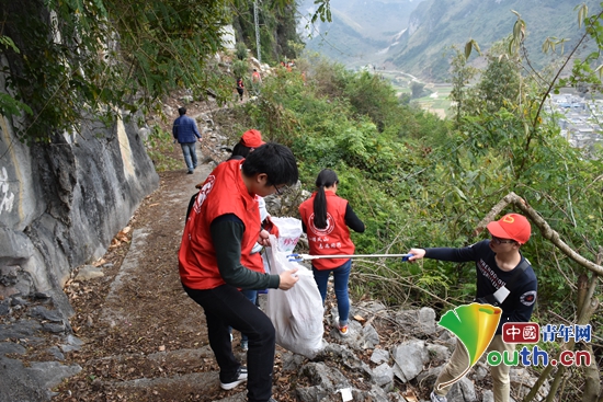 广西凤山县志愿者感受红色文化助力清洁乡村_