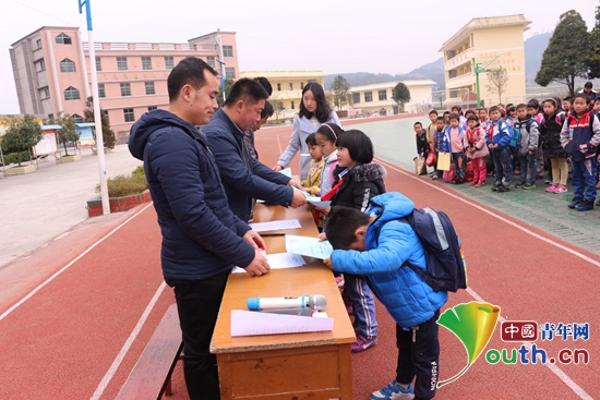 合肥工大研支团发放奖助学金开启学生梦想