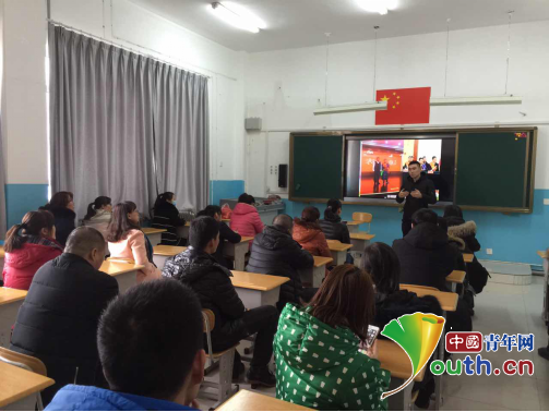 河南师大研支团学习英模事迹传承爱与责任