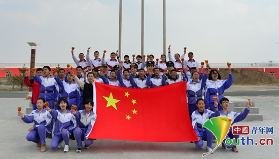 北京化工研支团携手国旗护卫队让赞礼唱响草原