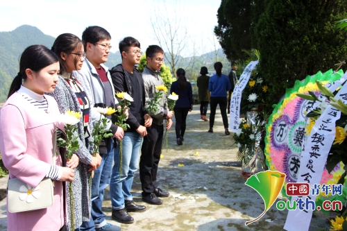 中国矿业大学研究生支教团成员祭扫铁道兵重庆烈士陵园敬献花圈，缅怀先烈们的丰功伟绩。于昊辰 供图