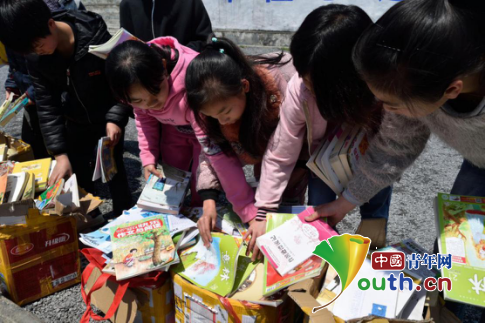 中南大学研支团捐赠图书助学生健康快乐成长