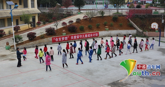 长青二小小锦鸡艺术社团成员学习民族舞蹈锦
