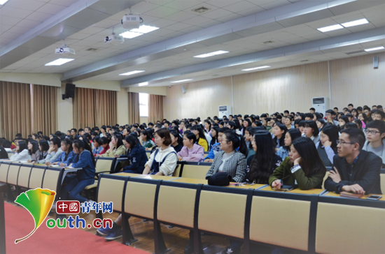 图为利川市职校师生在道德讲堂上认真听讲.程梁 供图