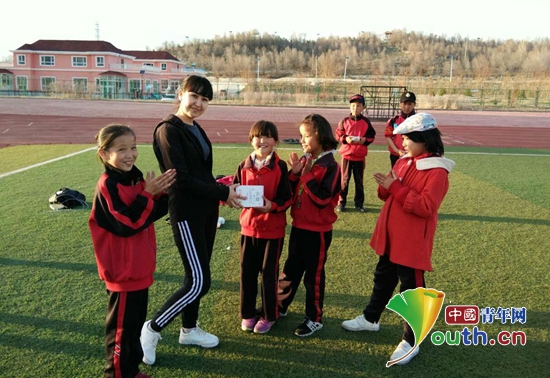 ��Ȫ�������ƻ�־Ը�ߴ���ף��������Сѧ�������ǵġ�С���ݡ���ͼΪ־Ը��Ϊ��������һ������Ϸ�Ľ�Ʒ��