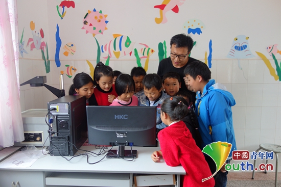 中国海洋大学研支团为草场小学捐赠计算机