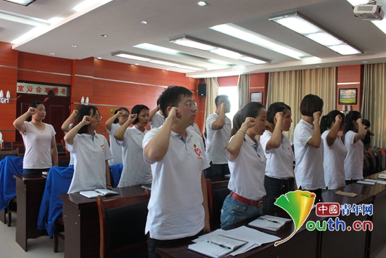 图为昭苏县西部计划志愿者在派遣仪式上进行宣誓。昭苏县团委 供图