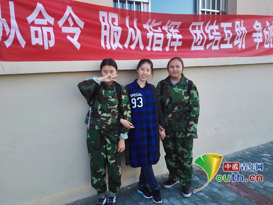 东北大学第十九届研支团成员关舒予与布尔津县高中学生合影。关舒予 供图 东北大学第十九届研支团成员关舒予与布尔津县高中学生合影。关舒予 供图