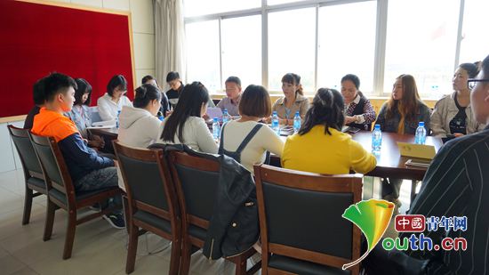 多伦县团委召开2017年大学生志愿者培训会。图为郑州大学研支团成员正在认真听会。