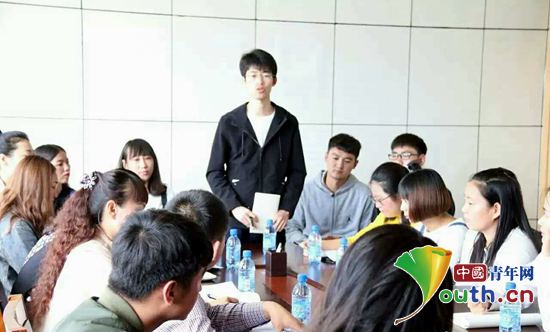 图为郑州大学第十九届研支团成员在培训会上分享近期工作经验。 郭素雅 供图