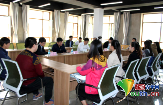 团吉林省委副书记郑伟峰一行赴延边州看望长春中医药大学研支团成员，并与他们进行座谈。