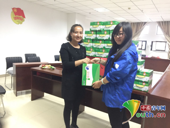 巴楚县团委为志愿者送上中秋节慰问品。巴楚县团委 供图