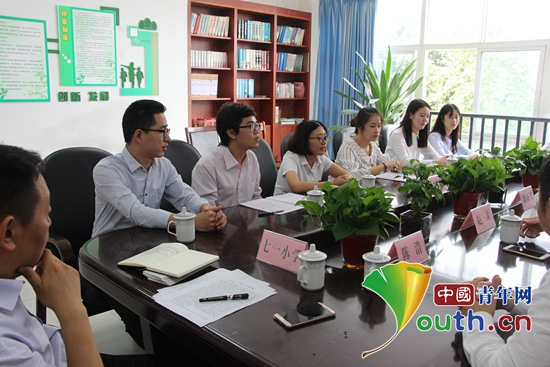 绵阳市团委书记刘雨果等来到三台县七一小学看望东北大学研支团四川队