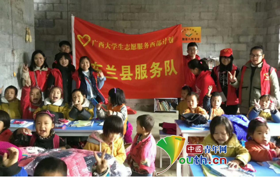 东兰县志愿者与弄彦村向阳幼儿园小朋友合影。东兰县团委 供图 东兰县志愿者与弄彦村向阳幼儿园小朋友合影。东兰县团委 供图