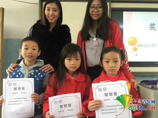 延边大学支教团发放奖学金为巴挽小学孩子筑梦