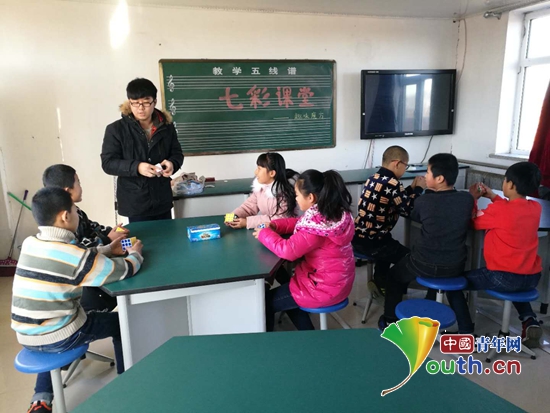 哈尔滨理工研支团开展魔方课堂助孩子快乐学习