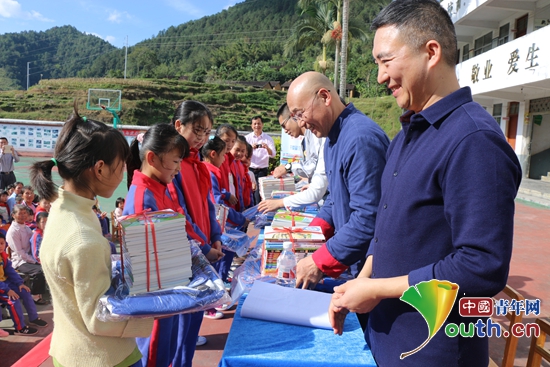 图为中国光华科技基金会为留守儿童捐赠文具包和图书。 仲纪松 供图