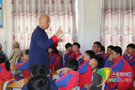 中国社会工作联合会心理健康工委王悦为孩子开展讲座。 仲纪松 供图