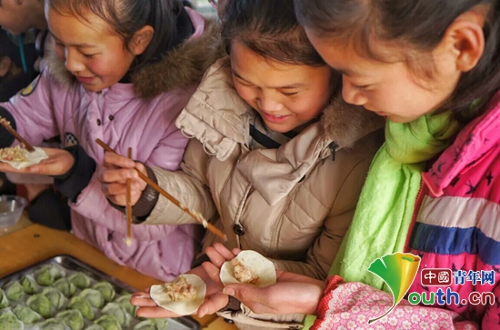 支教随笔:我和班里学生包饺子过冬至(组图)