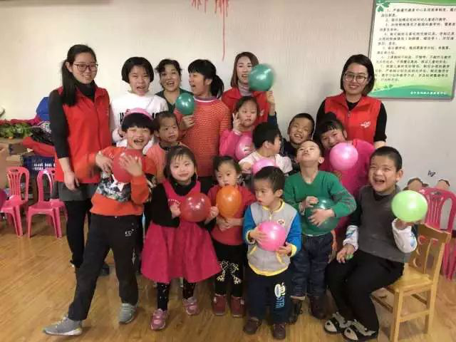 永宁县西部计划志愿者与福利院儿童合影。 永宁县西部计划志愿者与福利院儿童合影。