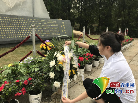 南昌大学研支团成员在胡耀邦同志墓前敬献花圈。南昌大学研支团 供图 南昌大学研支团成员在胡耀邦同志墓前敬献花圈。南昌大学研支团 供图