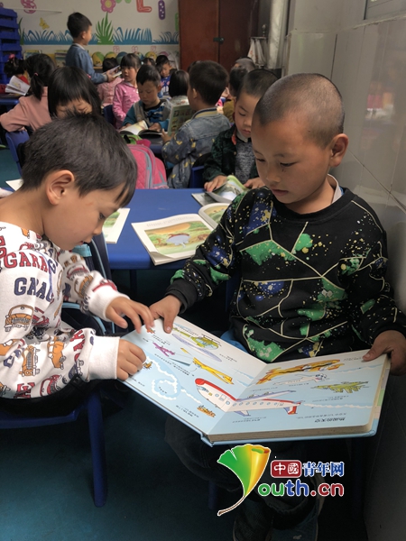 白鹿小学附属幼儿园小朋友们分享阅读乐趣。