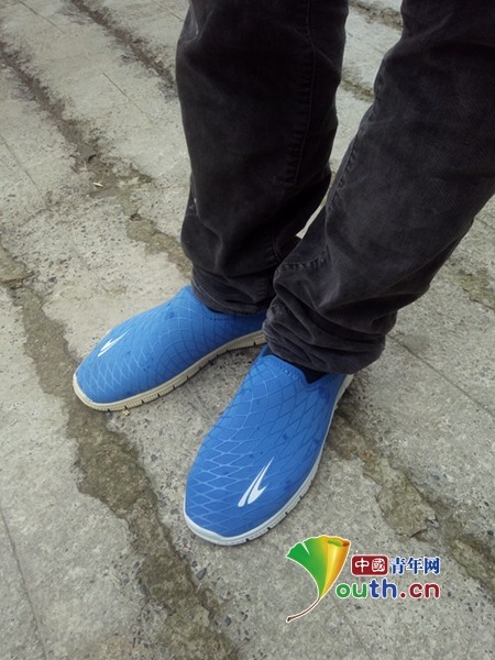 图为源村镇初级中学学生迫不及待地穿上新鞋