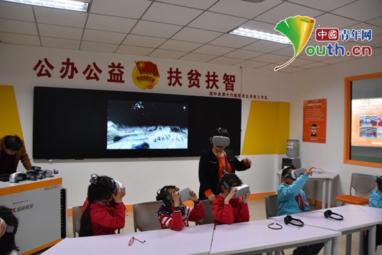 图为石家田九年制学校师生戴着VR眼镜体验多彩世界。 中国矿业大学研支团 供图 图为石家田九年制学校师生戴着VR眼镜体验多彩世界。 中国矿业大学研支团 供图