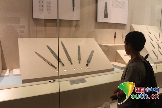图为游学团的同学在安徽博物馆细细观赏古代