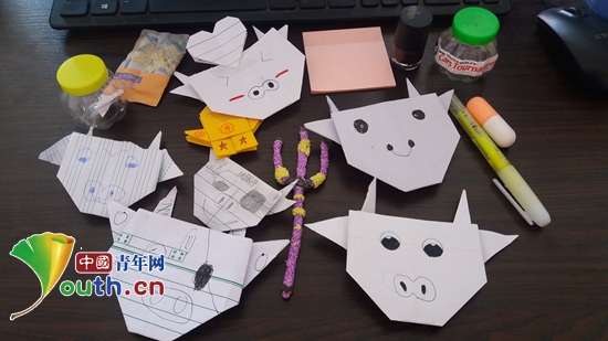 故事的缘起从何开始呢? 年少时总在电视里看到青年志愿者去往偏远山区支教的事迹,那时我还不曾理解奉献 友爱 互助 进步的深刻涵义。在大学,了解到研究生支教团,在前辈们真诚的叙述中,我被照片里贫苦背景下孩子们纯真的笑脸打动,便毅然报名参加了中国矿业大学第19届研支团。临行前在欢送会上,一位老师说:国家至上,人民为先,自己的发展与国家的需要相结合才是更好的人才,这句话一直萦绕在我的脑海,激励我勇敢前行。 中国矿业大学第19届研支团成员牛梓璇在备课中。牛梓璇 供图 2017年8月,怀着期待又忐