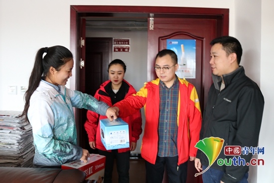 四川省项目办为若尔盖县志愿者送上慰问品。团若尔盖县委 供图