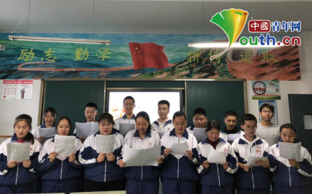 图为学生们合唱爱国歌曲向国庆节献礼。华北电力大学研支团 供图
