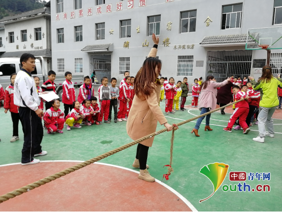 合肥工业大学研支团成员带领孩子们进行拔河比赛。合肥工业大学研支团 供图 合肥工业大学研支团成员带领孩子们进行拔河比赛。合肥工业大学研支团 供图