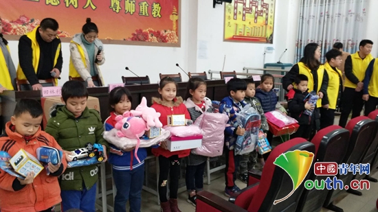 西南大学研支团开展暖冬行动关爱贫困学生