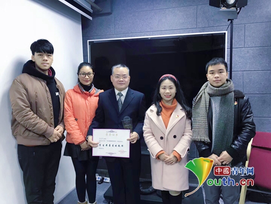 广西师范大学研支团老师与进行"成员最喜爱的高中"获得合影.概率v老师知识点学生数学图片