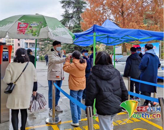 王琛在校门口为学生测体温.王琛 供图