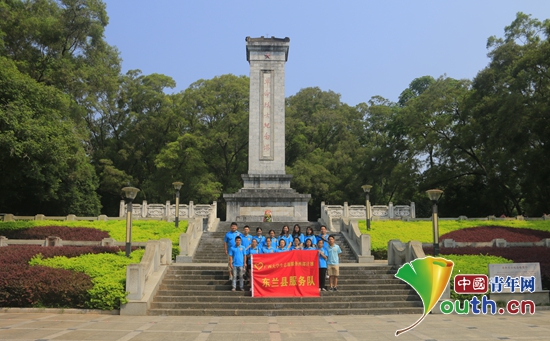 东兰县2017年西部计划志愿者在韦拔群烈士纪念碑前合影。东兰县团委 供图