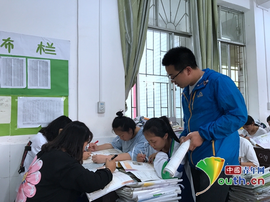 图为江西师大研支团成员曾祥钰在支教课堂上。曾祥钰 供图