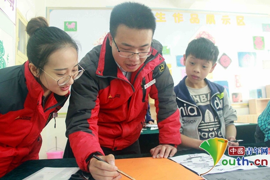 江西师大研支团曾祥钰成员与队友辅导“心馨留守班”学生。曾祥钰 供图