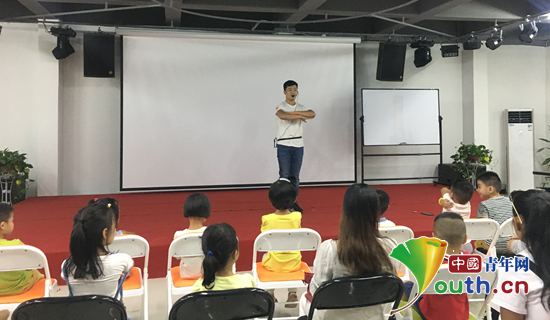 江西师范大学第十九届研究生支教团成员在望谟县群团之家开展“四点半”课堂活动。