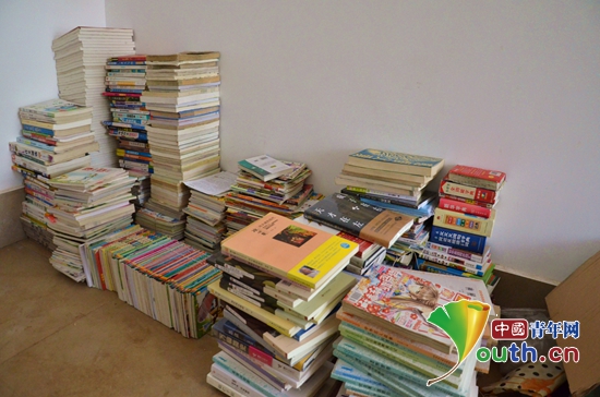 安徽师范大学研支团广泛联系社会爱心人士为普格县民族中学建立爱心图书角。图为研支团募捐来的图书。
