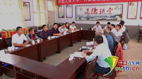 �Ϸʹ�ҵ��ѧ����У�ѻ�᳤�����ݵ�һ����ǰ����կ�س���ڶ�Сѧ����ο����ǭ��֧�Ŷ�Ա��