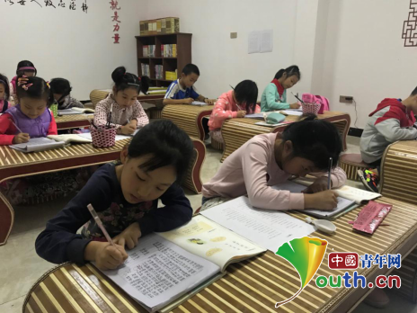 黑龙江大学研支团成员在寿桥镇染房社区市民学校开启“四点半课堂”活动。