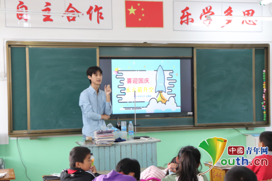图为哈尔滨工程大学研支团成员李长浩为学生讲解中国航天历史及水火箭制作过程。徐浩淞 供图