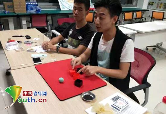 天津大学第十九届研支团在布尔津县冲乎尔镇寄宿制中学举办“智慧空间站”云课堂。