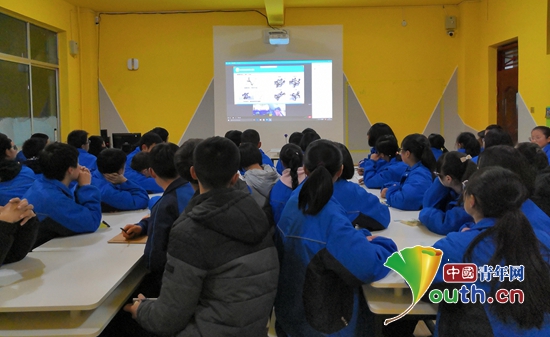 天津大学研支团成员联合天津大学学生科技创新创业协会为宕昌县第一中学学生们举办“云课堂”。
