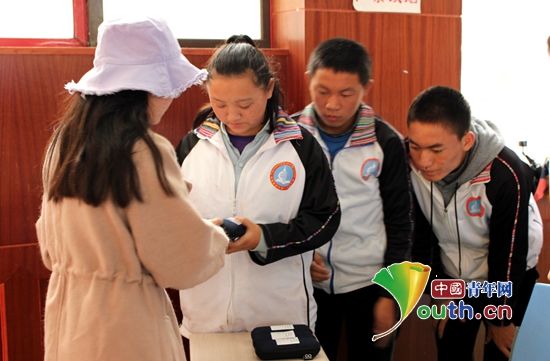 中山大学研支团昌都分队联合66明镜在西藏自治区昌都市第一高级中学举办捐赠眼镜发放仪式。