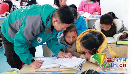 图为志愿者为林芝市福利院儿童辅导功课。林芝市西部计划志愿者自管会 供图 图为志愿者为林芝市福利院儿童辅导功课。林芝市西部计划志愿者自管会 供图